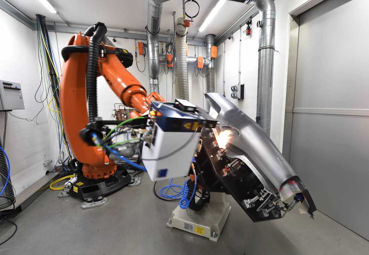 Automatisiertes Schneiden von faserverstärkten Kunststoffen. (Foto: LZH)