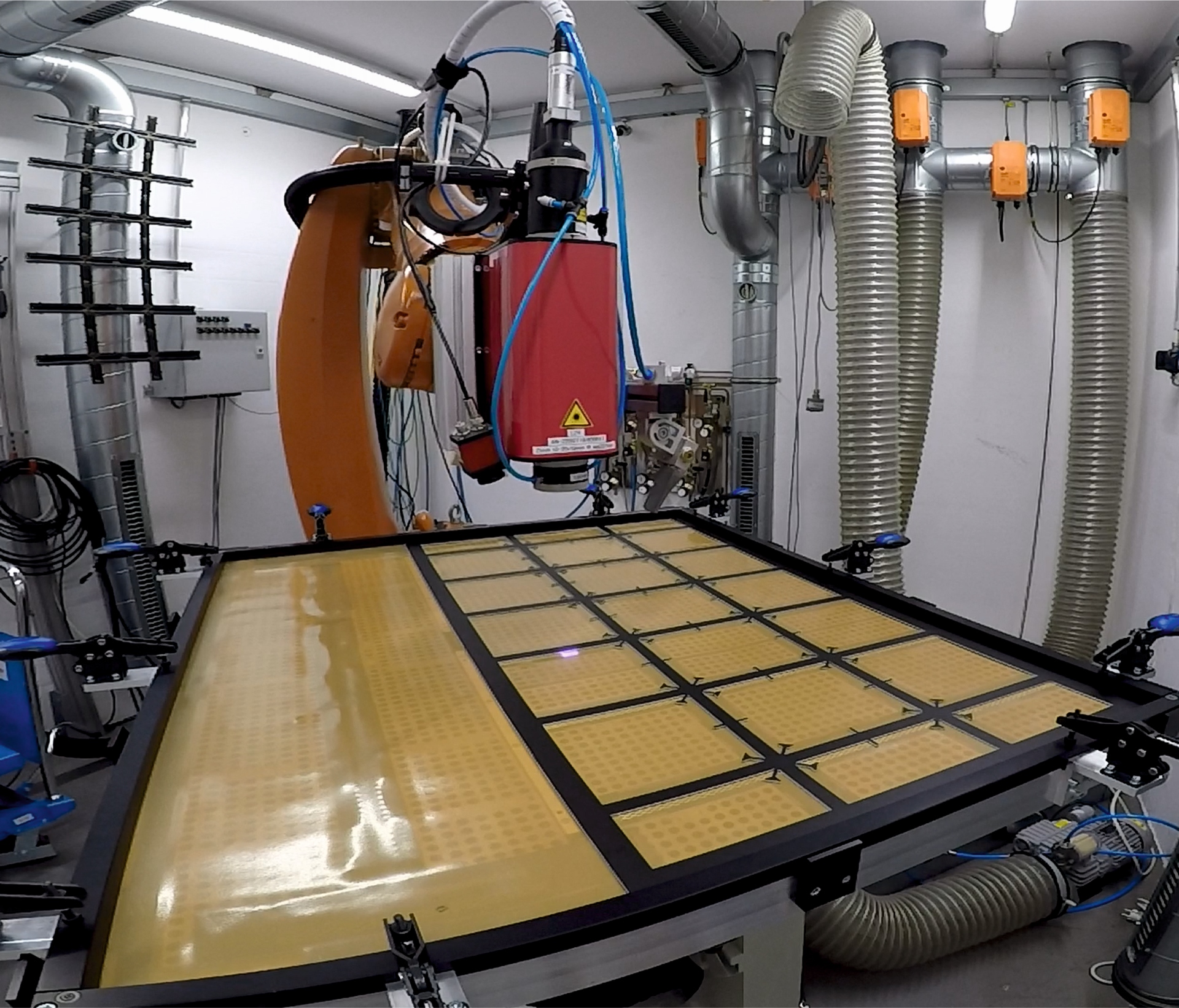 Die neuartigen Verstärkungspanele werden mit einem vom LZH entwickelten Laserprozess verschweißt.
