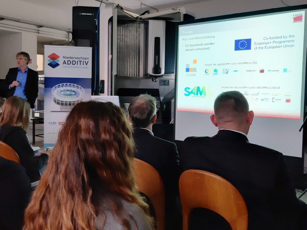Prof. Henning Ahlers von der LZH Laser Akademie informiert über den Stand der Technik im industriellen 3D-Druck. (Foto: Niedersachsen ADDITIV)
