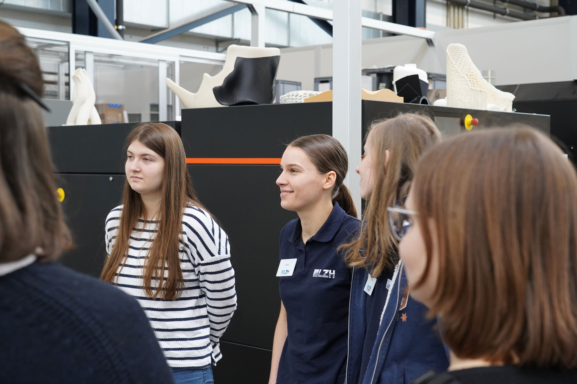 Junge Frauen stehen in technischer Umgebung