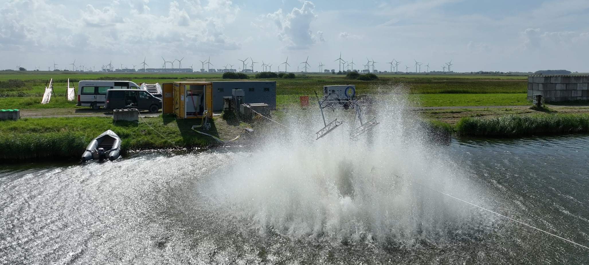 Bei der konventionellen High-Order-Detonation entstand eine große Wasserfontäne. (Foto: LZH)  