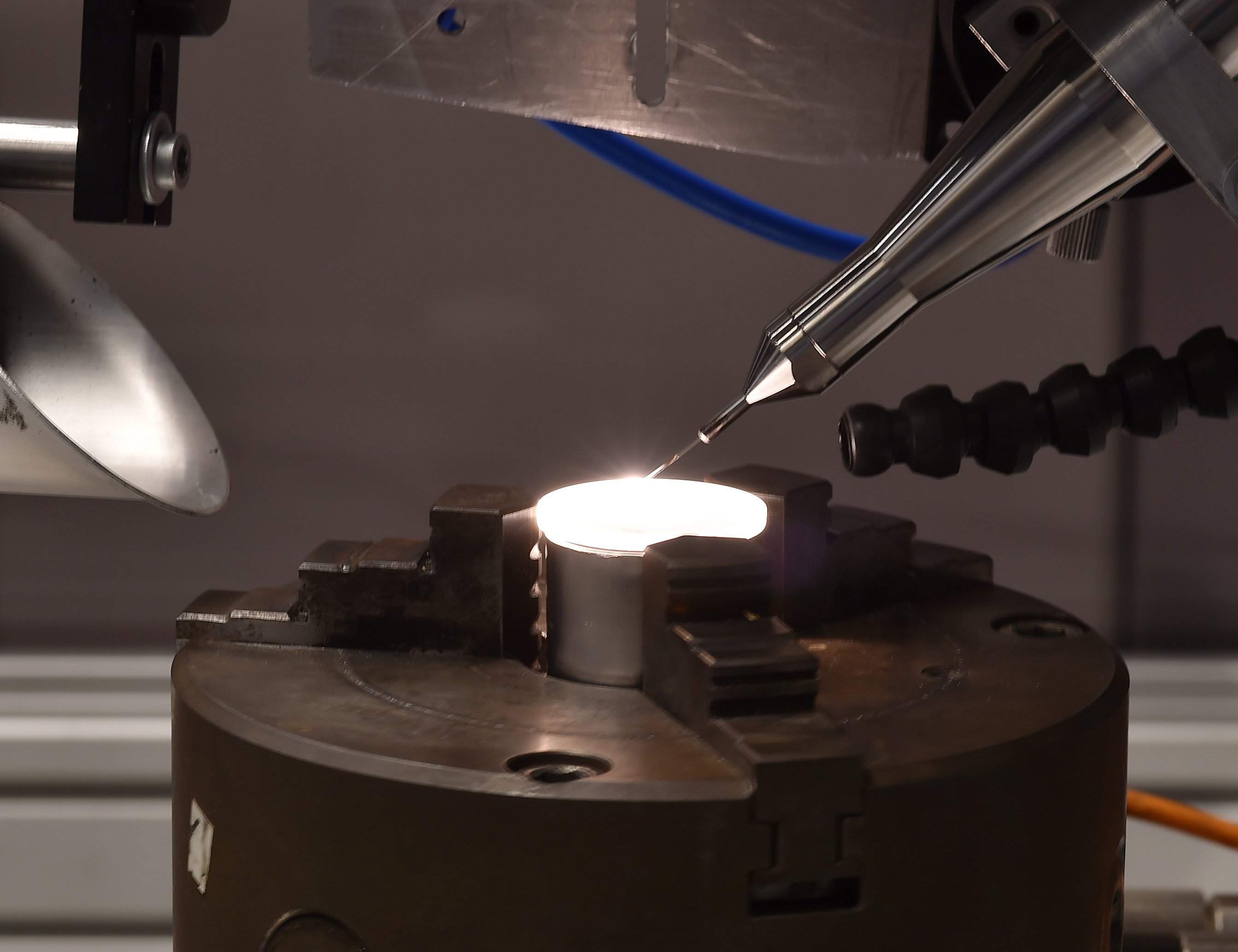 LZH-Wissenschaftlerinnen und Wissenschaftler entwickeln Additive Fertigungsverfahren im ZIM-Netzwerk AMglass+. (Foto: LZH)