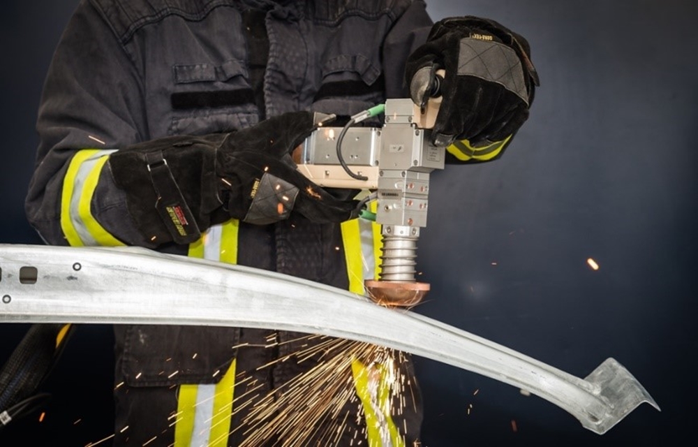 The hand-held laser processing head helps to cut vehicles quickly and safely. (Photo: LZH)