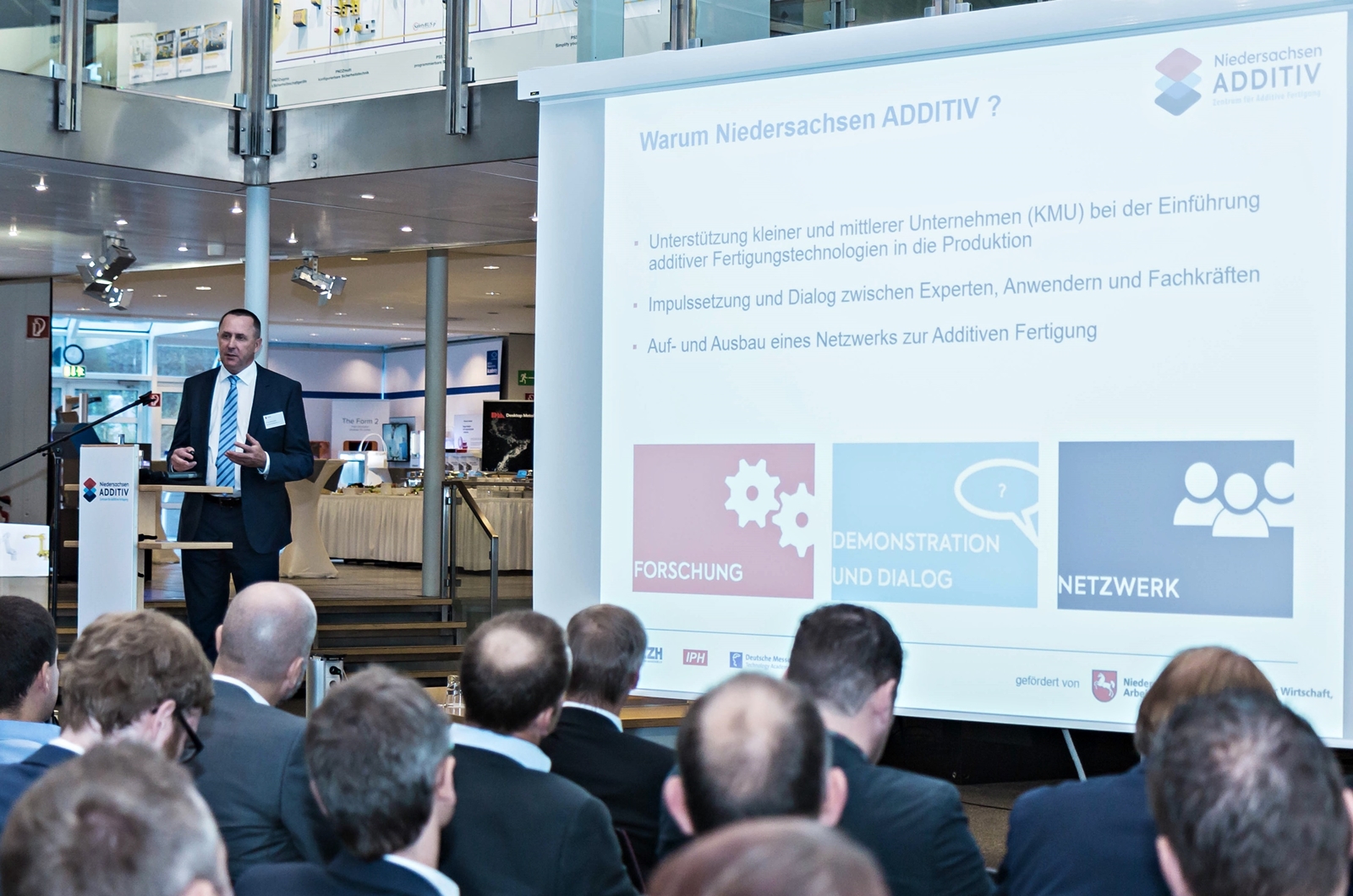 Dr.-Ing. Stefan Kaierle erläutert den Teilnehmern des Forums Additive Fertigung 2018, wie KMU in Niedersachsen von Niedersachsen ADDITIV profitieren können.
