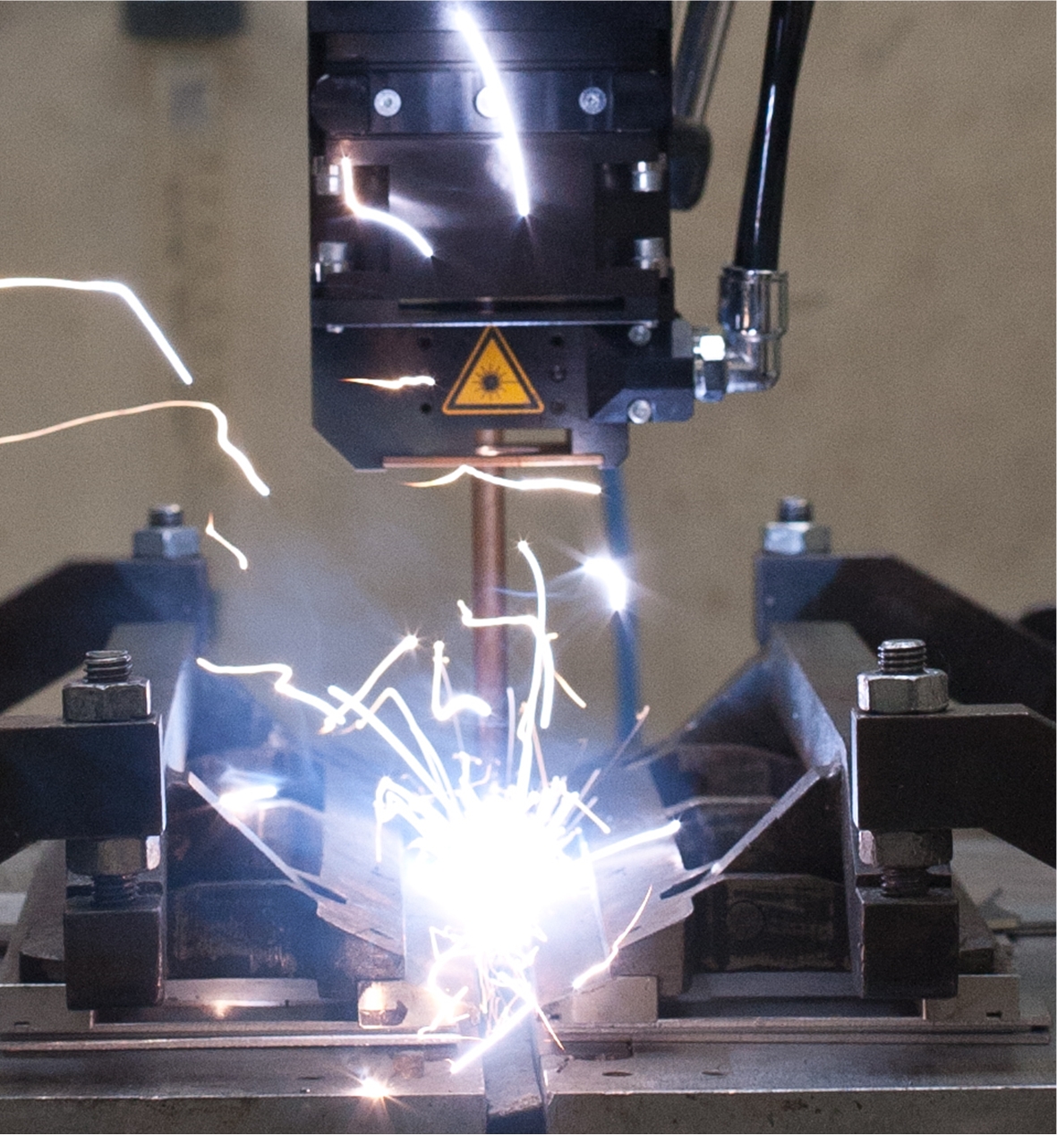 Laser welding of steel and aluminum. (Photo: LZH)