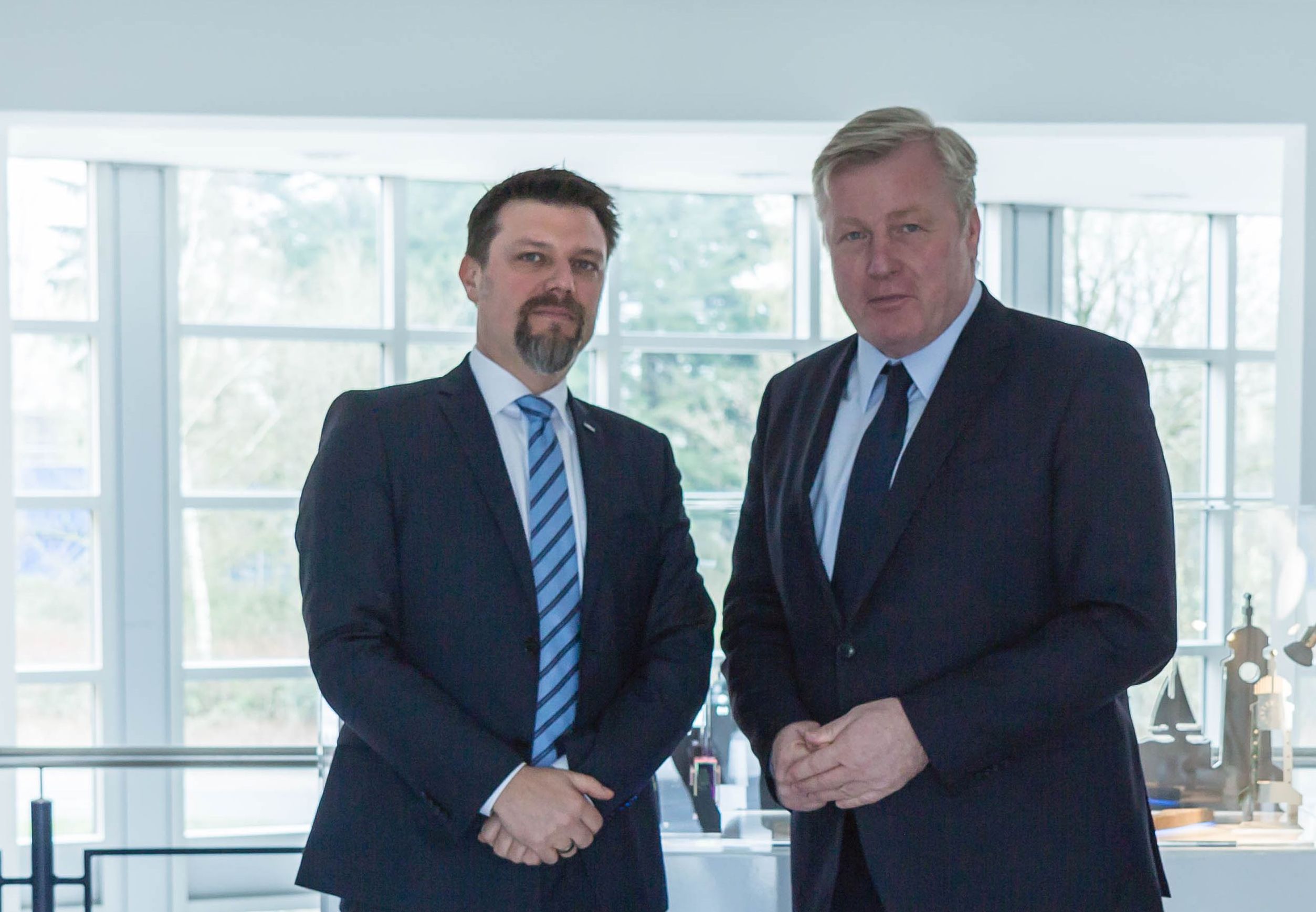 Der niedersächsische Wirtschaftsminister Dr. Bernd Althusmann bei seinem Besuch im Laser Zentrum Hannover e.V. zusammen mit Dr. Dietmar Kracht, Geschäftsführender Vorstand des LZH. (Foto: LZH)