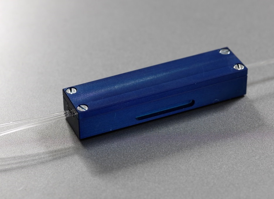Caption, illustration 2: The fiber combiner is to be used to scale the output power of laser systems with an emission wavelength of 2 µm to over 400 watts. Photo: LZH.