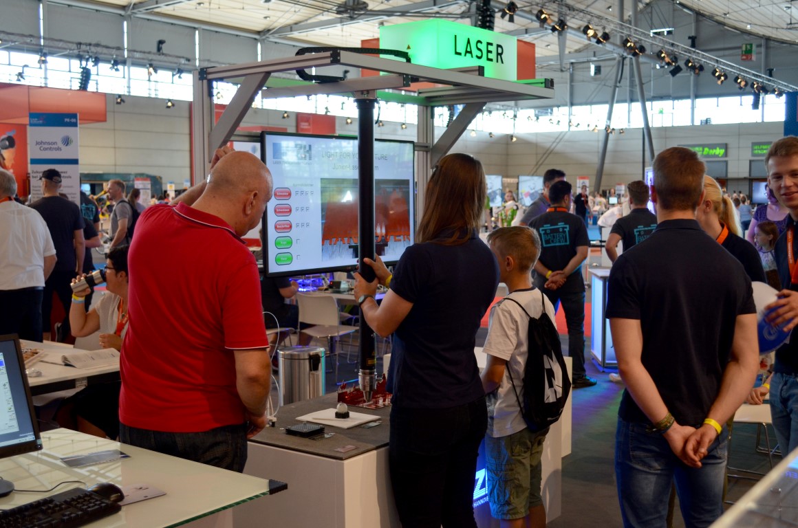 Fünf Aufgaben rund um den Laser konnten sich die Besucherinnen und Besucher der IdeenExpo beim Junior-Laser-Diplom stellen. (Foto: LZH)