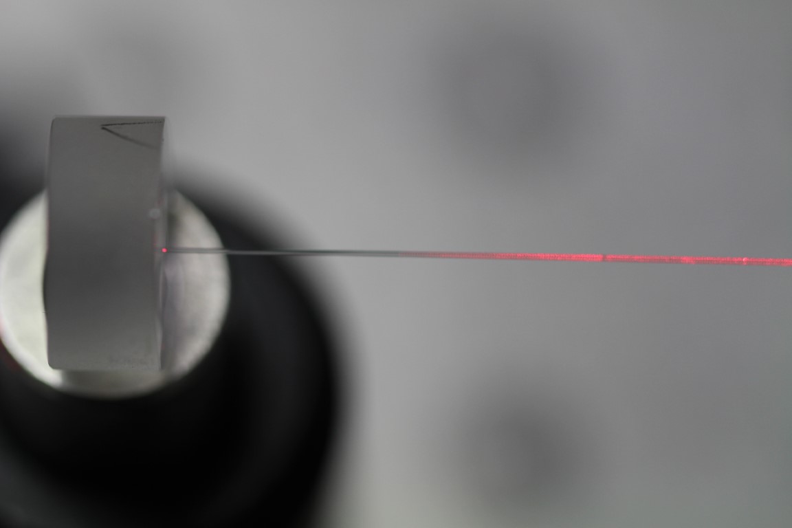 Glass fiber end with integrated cladding light stripper attached to a quartz glass substrate. Photo: Laser Zentrum Hannover e.V.