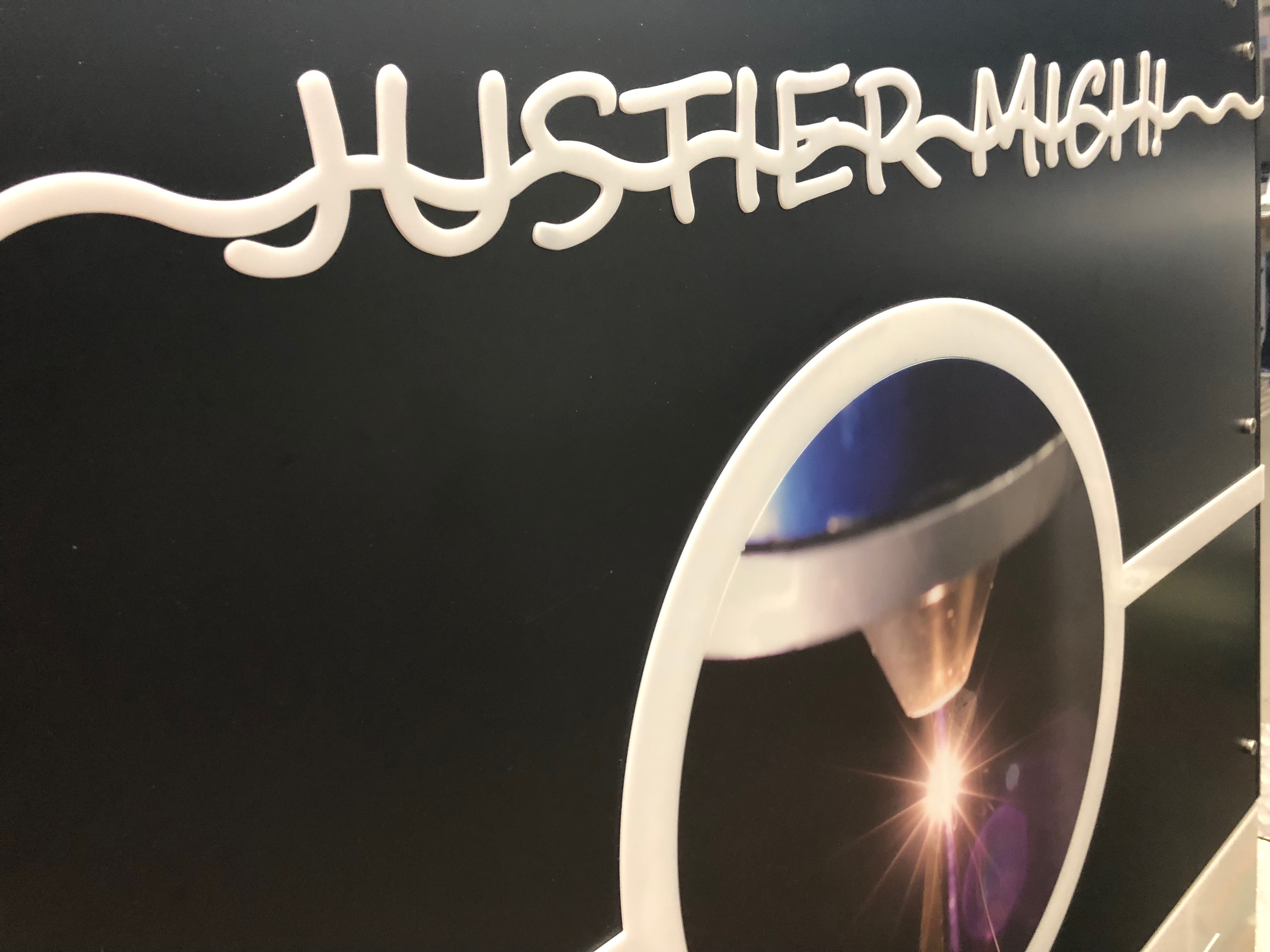 Justier mich!: Bei der „Nacht, die Wissen schafft“ können sich die Besucherinnen und Besucher am Stand es LZH einen Laser justieren. (Foto: LZH)