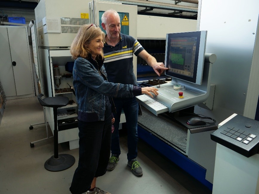 Intensive Zusammenarbeit: LZH-Techniker Matthias Schrader bespricht mit Künstlerin Susanne Specht die Umsetzung ihrer Kunstwerke an der Laserschneidanlage. (Foto: LZH)