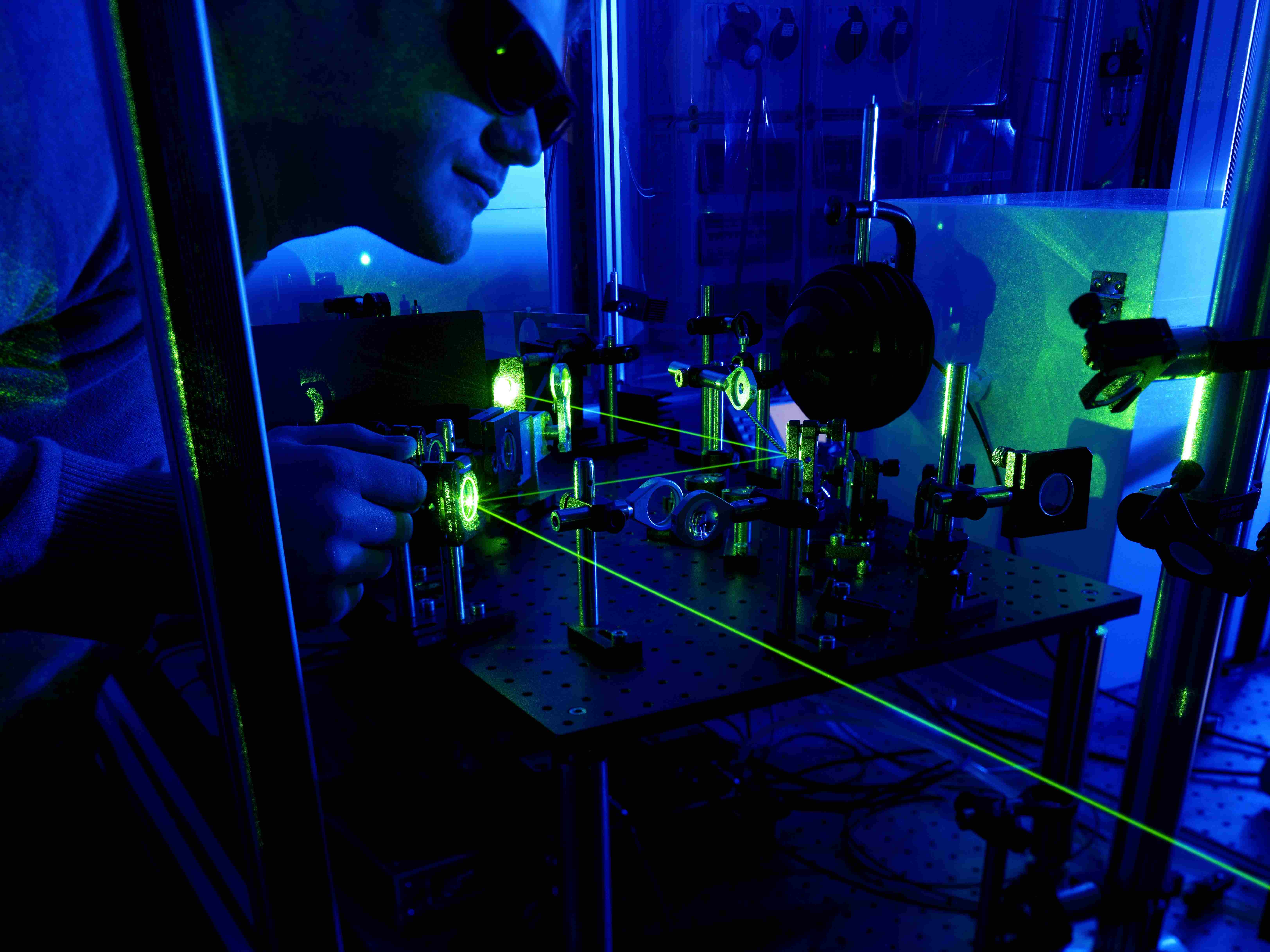 Am Stand es LZH bei der „Nacht, die Wissen schafft“ erfahren kleine und große Besucher was Laser besonders macht. (Foto: LZH)