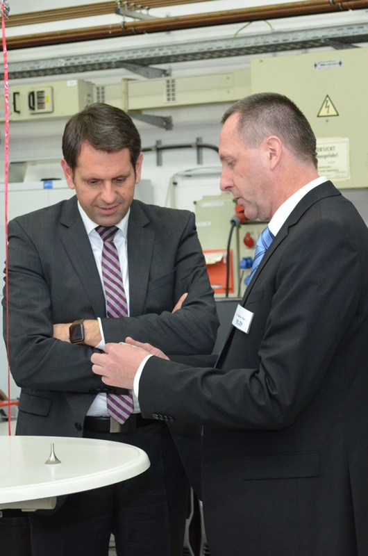 Dr. Stefan Kaierle im Gespräch mit dem niedersächsischen Wirtschaftsminister Olaf Lies. (Foto: LZH)