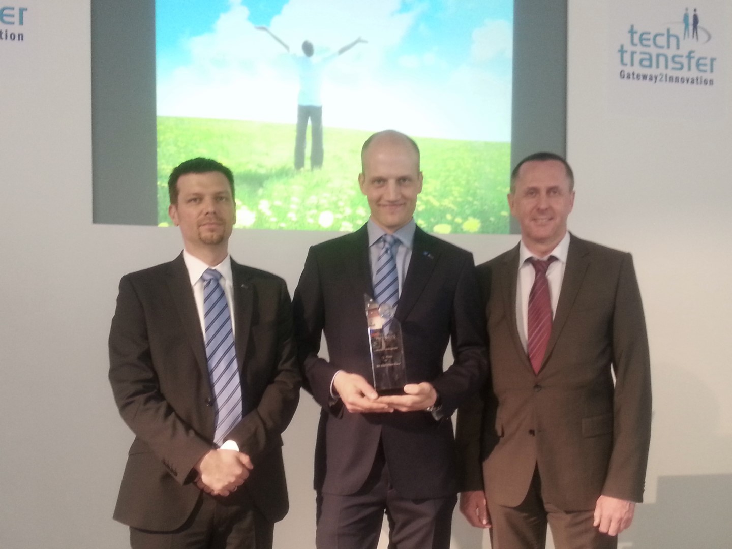 Award winner Christian Marx (center) with LZH Executive Director Dr. Dietmar Kracht (left) and LZH Head of Department Dr.-Ing. Stefan Kaierle (right).