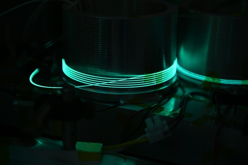 Faser-basierte Laser sollen aufgrund ihrer besonderen Laserstrahleigenschaften zukünftig in Gravitationswellendetektoren eingesetzt werden und so zehnmal empfindlicher nach Gravitationswellen lauschen. (Foto: LZH)