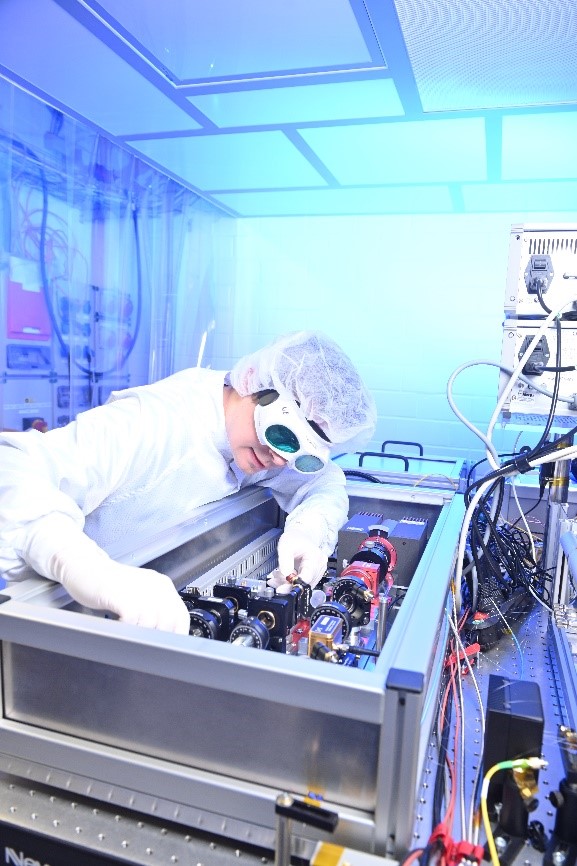 Wissenschaftlerinnen und Wissenschaftler des AEI, des LZH und der LUH haben ein neues, leistungsstarkes Lasersystem entwickelt, um zukünftig noch genauer Gravitationswellen detektieren zu können. (Foto: LZH)
