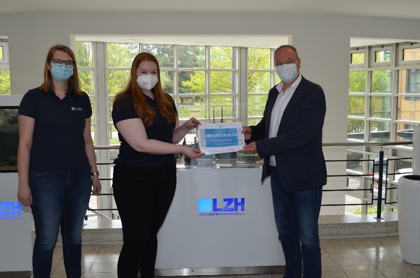 Prof. Dr.-Ing. Bernd-Arno Behrens (right) presents Ann-Christin Meyer (center) with the "Tailored Forming" award of the SFB 1153; on the left, her supervisor Laura Budde. (Photo: LZH)