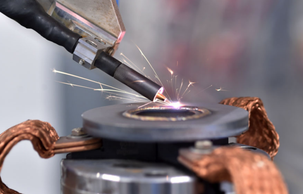 Companies that want to print metal components in 3D must specifically qualify their employees. (Photo: LZH)