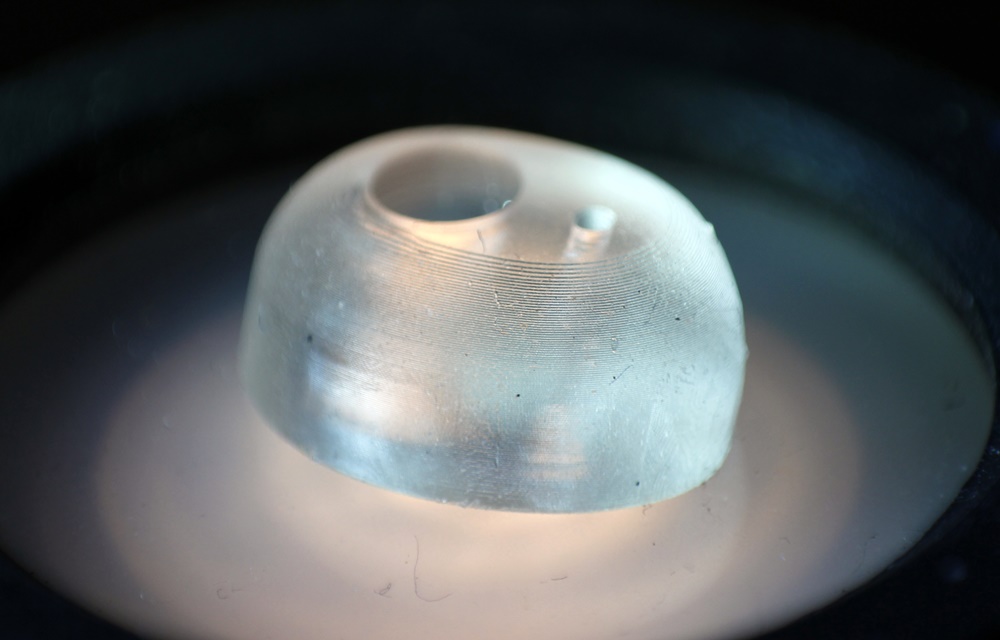 Der 3D-Druck ermöglicht individuell geformte Hörhilfen mit angepassten Härtezonen. (Foto: LZH)