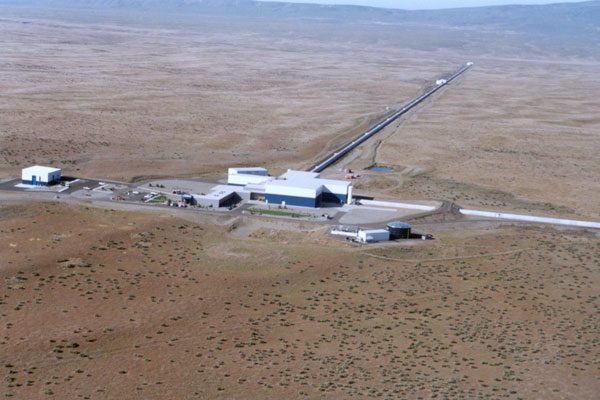 LIGO besteht aus mehreren Interferometern mit einer Armlänge von jeweils vier Kilo¬me¬tern, die an den Standorten Hanford/Washington (hier im Bild) und Livingston/Louisiana in den USA platziert sind.Quelle: www.ligo.org/multimedia/gallery/lho.php