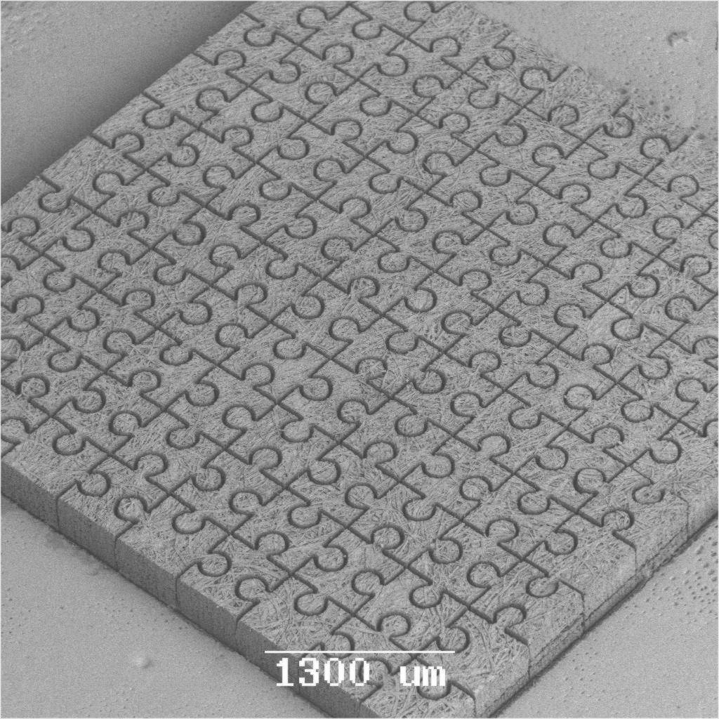Abb. 1: Wissenschaftler des Laser Zentrum Hannover e.V. (LZH) haben aus Papier das wahrscheinlich kleinste Puzzle der Welt geschnitten: 100 Teile auf einer Fläche von gerade 5 x 5 mm. Zu sehen ist das Puzzle auf der Hannover Messe, Halle 15, Stand F 62.