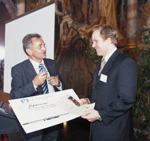 Abb. 1: Alexander Heisterkamp erhält den Karl-Friedrich Forschungspreis 2005