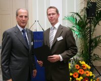 Abb. 1: Dr. Jürgen Heraeus (links), Vorsitzender des Kuratoriums der Stiftung Industrieforschung überreicht Dr.-Ing. Stephan Barcikowski vom LZH den ersten Preis für wissenschaftliche Arbeiten 2005