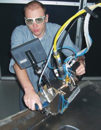 Abb.1: Bearbeitung eines Umformwerkzeuges mit dem handgeführten Laserhärtegerät