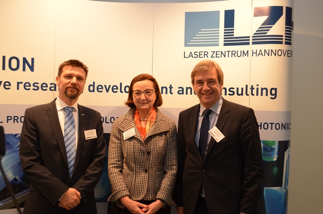 Bild 1: Dr. Dietmar Kracht, Geschäftsführer des LZH, Ingelore Hering, Ministerialdirigentin des Niedersächsischen Ministeriums für Wirtschaft, Arbeit und Verkehr, und Dr. Volker Schmidt, Geschäftsführer NiedersachsenMetall, beim Innovationstag Lasertechnik. (v.l.n.r) (Foto: LZH)