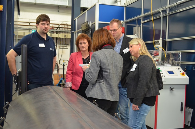 Bild 3: Im Versuchsfeld des LZH konnten die Teilnehmerinnen und Teilnehmer am Innovationstag sich ein Bild machen von der vorhandenen Infrastruktur und sich aktuelle Forschungsprojekte erklären lassen. (Foto: LZH)