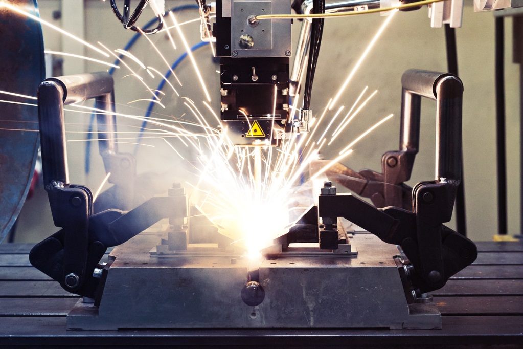 Bild 1: Laserstrahlschweißen von Stahl und Aluminium. (Foto: LZH)