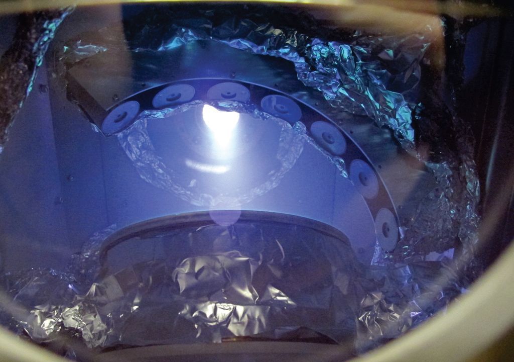 Bild 3: IBS-Beschichtungsanlage mit Prozessanalytik. Foto: LZH