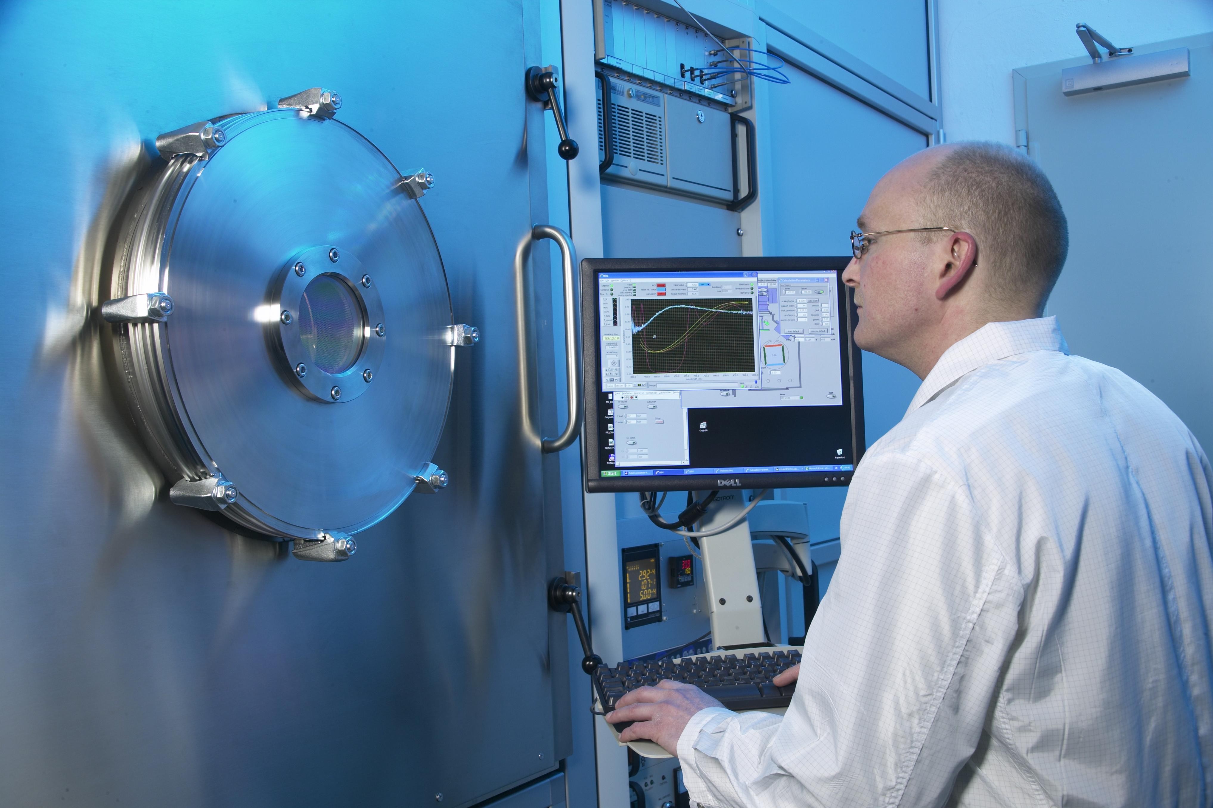 Bild 1: IBS-Beschichtungsanlage mit Prozesskontrolle. Foto: LZH