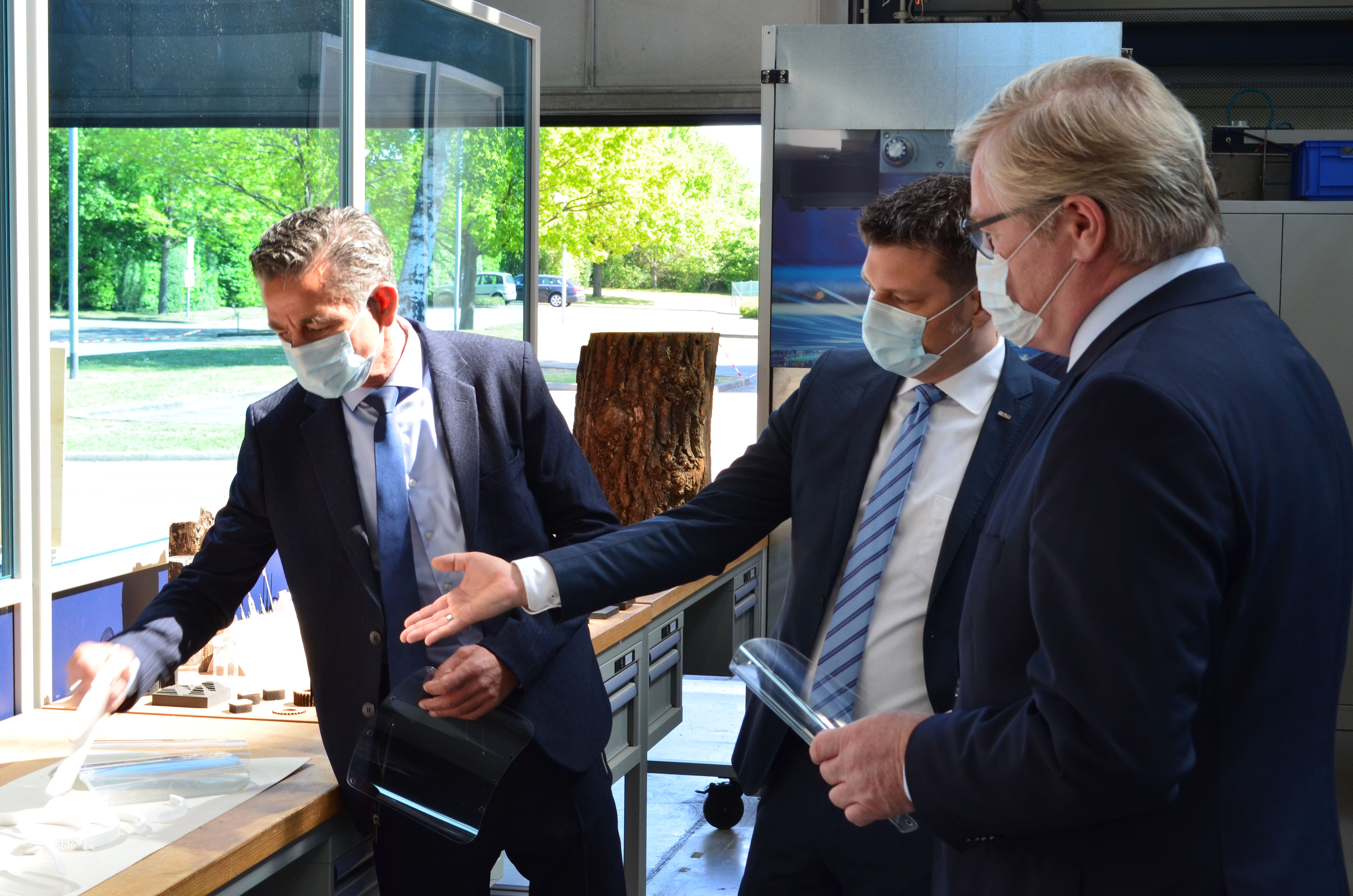 Schutzvisiere aus dem 3D-Drucker und der Laserschneidanlage - Dr. Bernd Althusmann, niedersächsischer Wirtschaftsminister, besichtigte das Versuchsfeld des LZH.