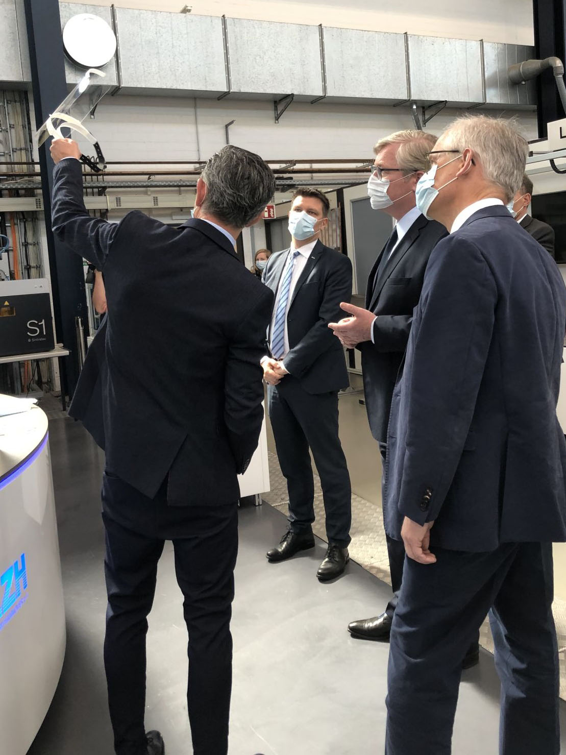 Dr. Bernd Althusmann, Niedersachsens Wirtschaftsminister, mit den Geschäftsführern von rpm, Meko und LZH (v.l.n.r. Dr. Jörg Gerken, rpm, Dr. Dietmar Kracht, LZH, Dr. Clemens Meyer-Kobbe, MeKo). (Foto: LZH)