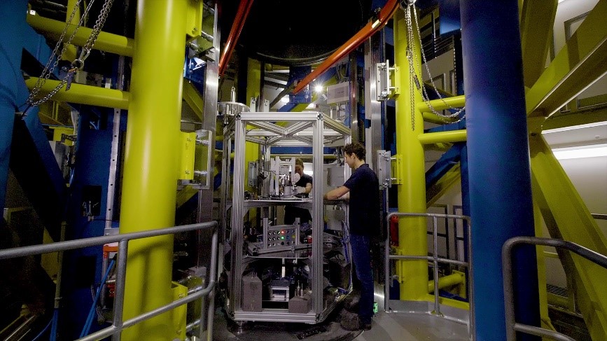 MOONRISE war der erste wissenschaftliche Versuch im Einstein-Elevator des HiTEC, LUH: Erstmalig konnte mit dem Laser Mondstaub unter Mondgravitation aufgeschmolzen werden. (Foto: LZH/LUH/IRAS - HITec)