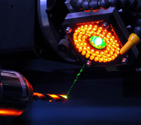 Bild 1: Mit dem Werkzeug Laser können Oberflächen sehr präzise und schonend bearbeitet werden. (Foto: LZH)