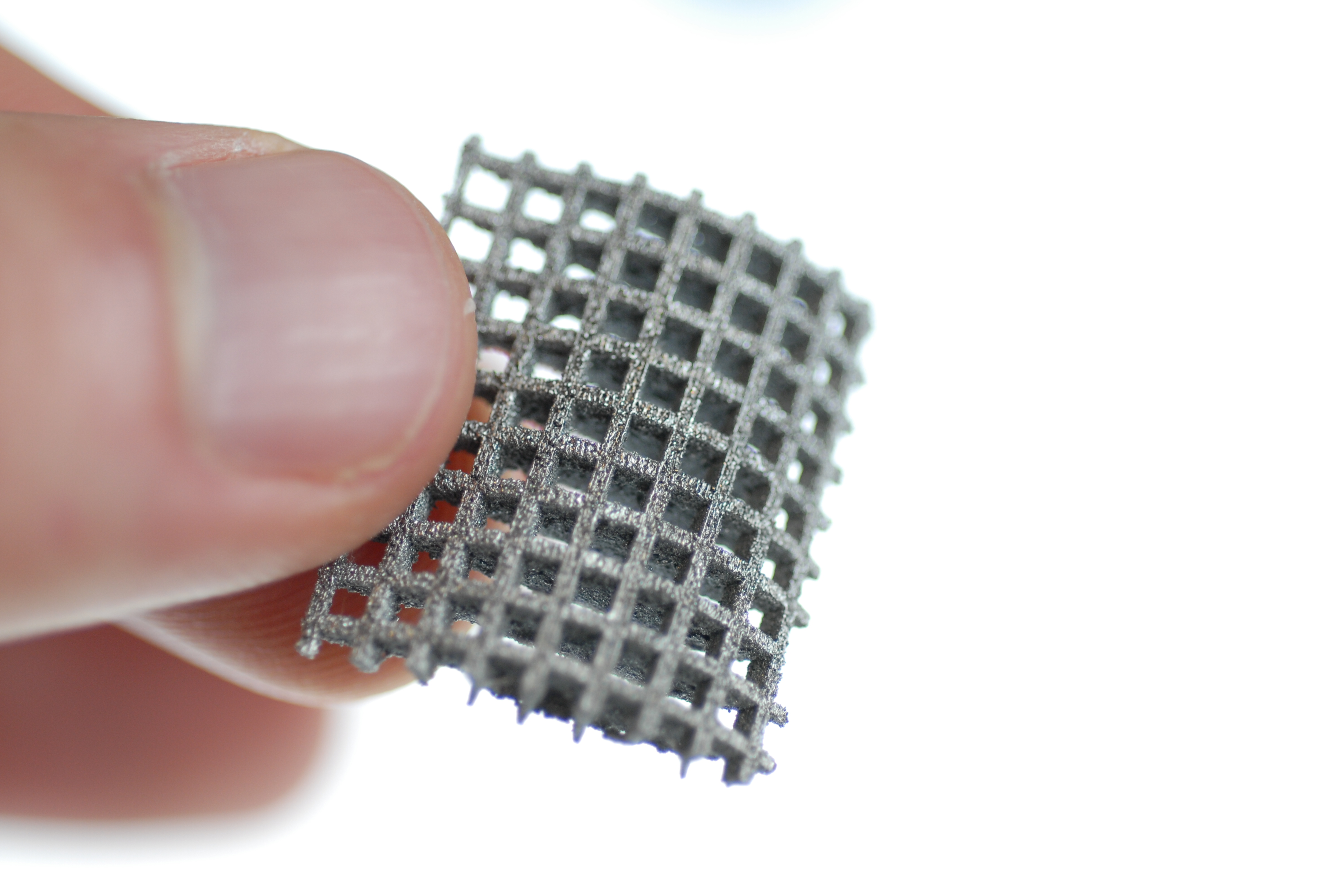 Bild 1: Dreidimensionale, laseradditiv gefertigte Struktur aus der Formgedächtnislegierung Nickel-Titan. (Foto: LZH)