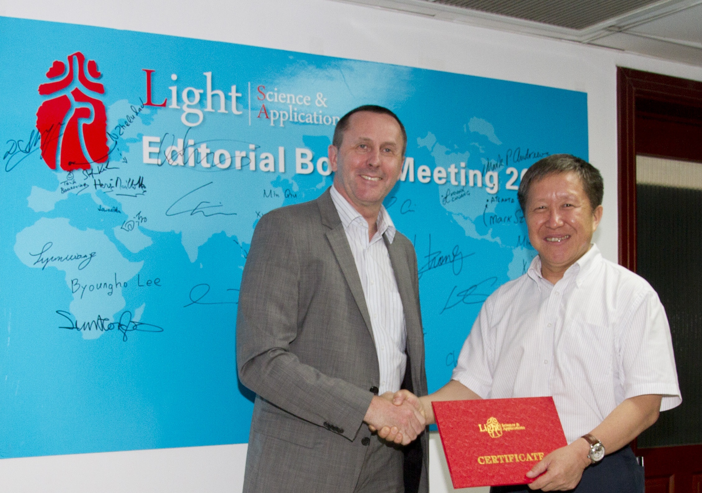 Bild 1: Prof. Jianlin Cao, Chefredakteur der Zeitschrift „Light: Sience and Applications“ und Vizeminister des Ministry of Science and Technology (MOST), China, bestätigt Dr.-Ing. Stefan Kaierle, Abteilungsleiter am LZH, als Co-Chefredakteur. Foto: CIOMP