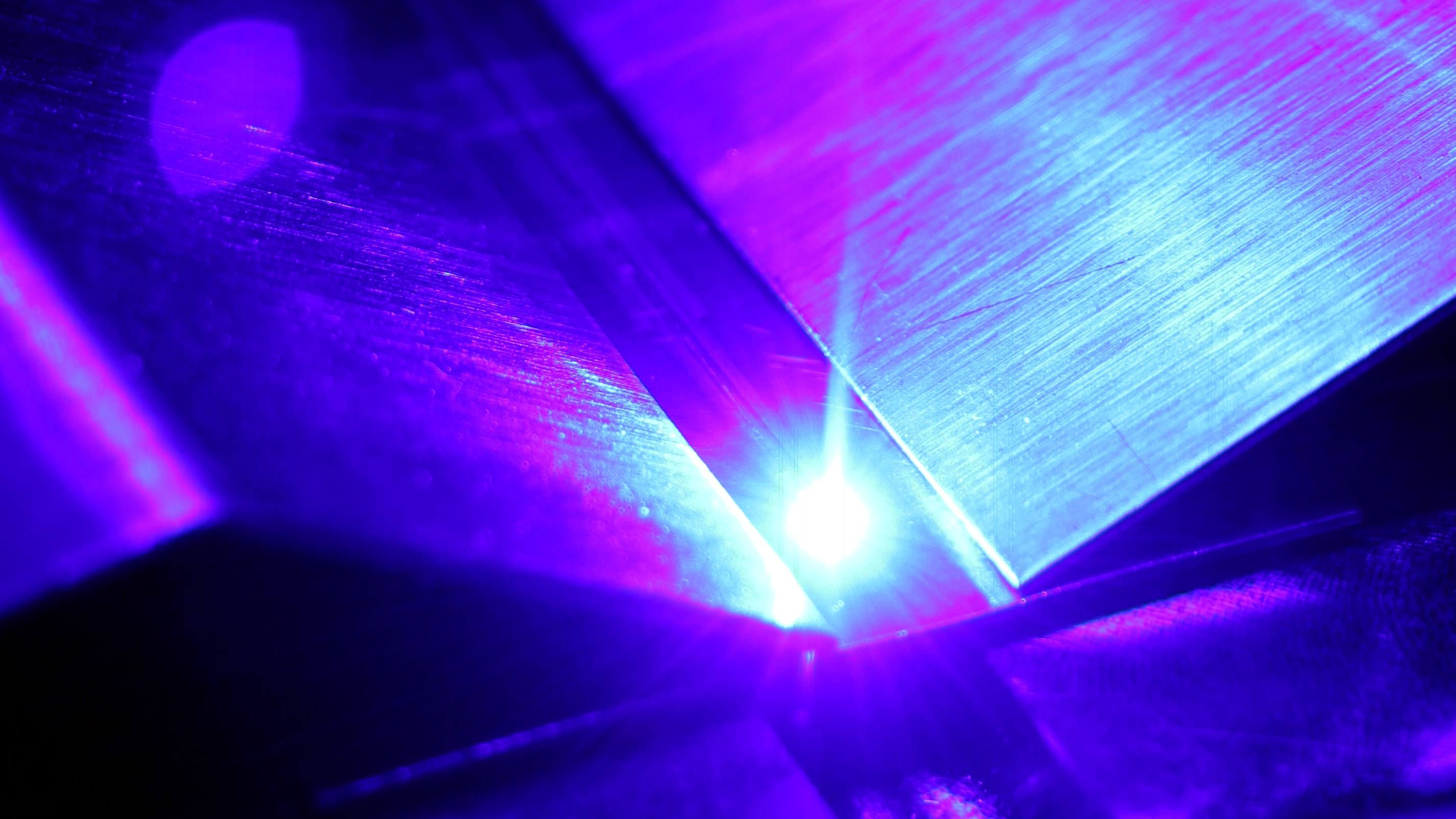Biofouling schädigen und die darunterliegende Lackschicht schonen: Unter anderem soll ein blauer Laser auf seine Eignung getestet werden. (Foto: Laserline GmbH)