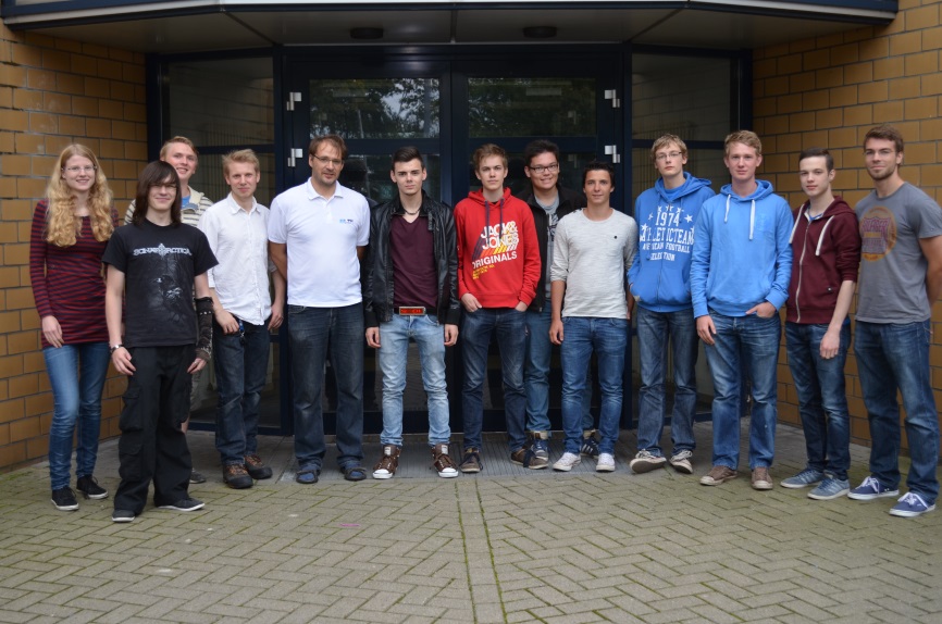 Bild 1: Neue und ehemalige Freiwillige am Laser Zentrum Hannover e.V. mit Betreuer Dr. Marco Jupé (5. von links). Foto: LZH