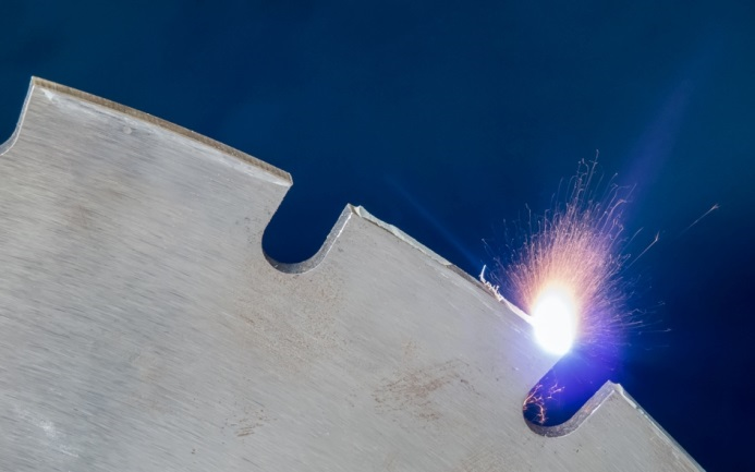 Bild 1: Der innovative laserbasierte Klebprozess könnte zukünftig das Löten bei der Wiederbestückung von Sägeblättern ablösen.