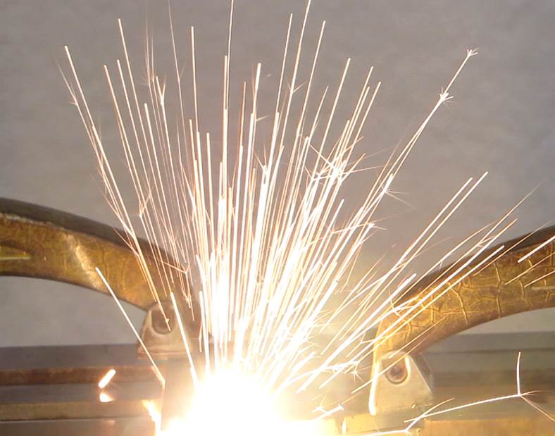 Bild 1: Laserschweißen von Stahl an Aluminium. (Foto: LZH)