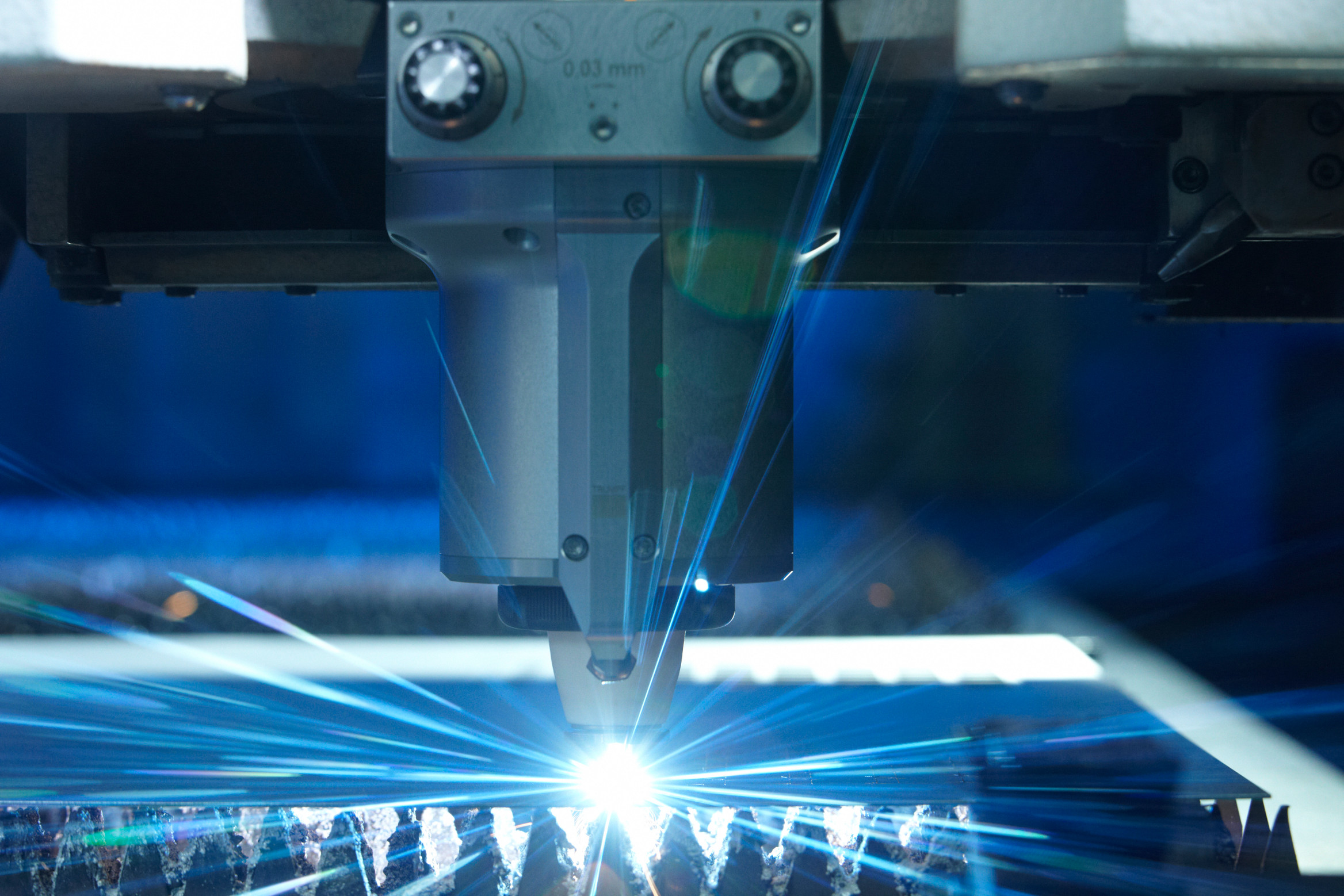 Bild 2: Ein CO2- Laser im Einsatz. Als unabhängiges gemeinnütziges Forschungsinstitut für Photonik und Lasertechnologie steht das Laser Zentrum Hannover e.V. (LZH) für innovative Forschung, Entwicklung und Beratung. (Foto: LZH)