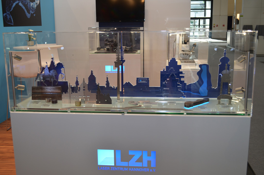 Bild 1: Lasertechnologie aus Hannover. Das LZH zeigt auf der IdeenExpo an einer Skyline Hannovers einige der aktuellen Forschungsprojekte. (Foto: LZH)