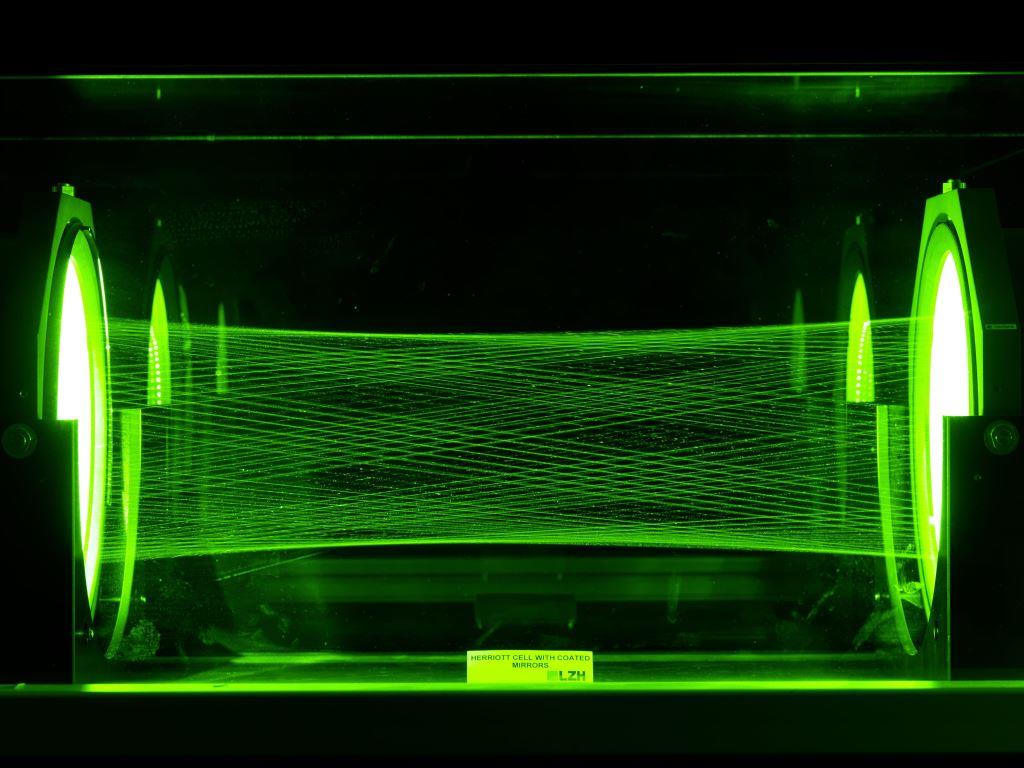 Bild 1: Über viele akkurat beschichtete Spiegel wird der Laserstrahl sichtbar gemacht. Foto: LZH
