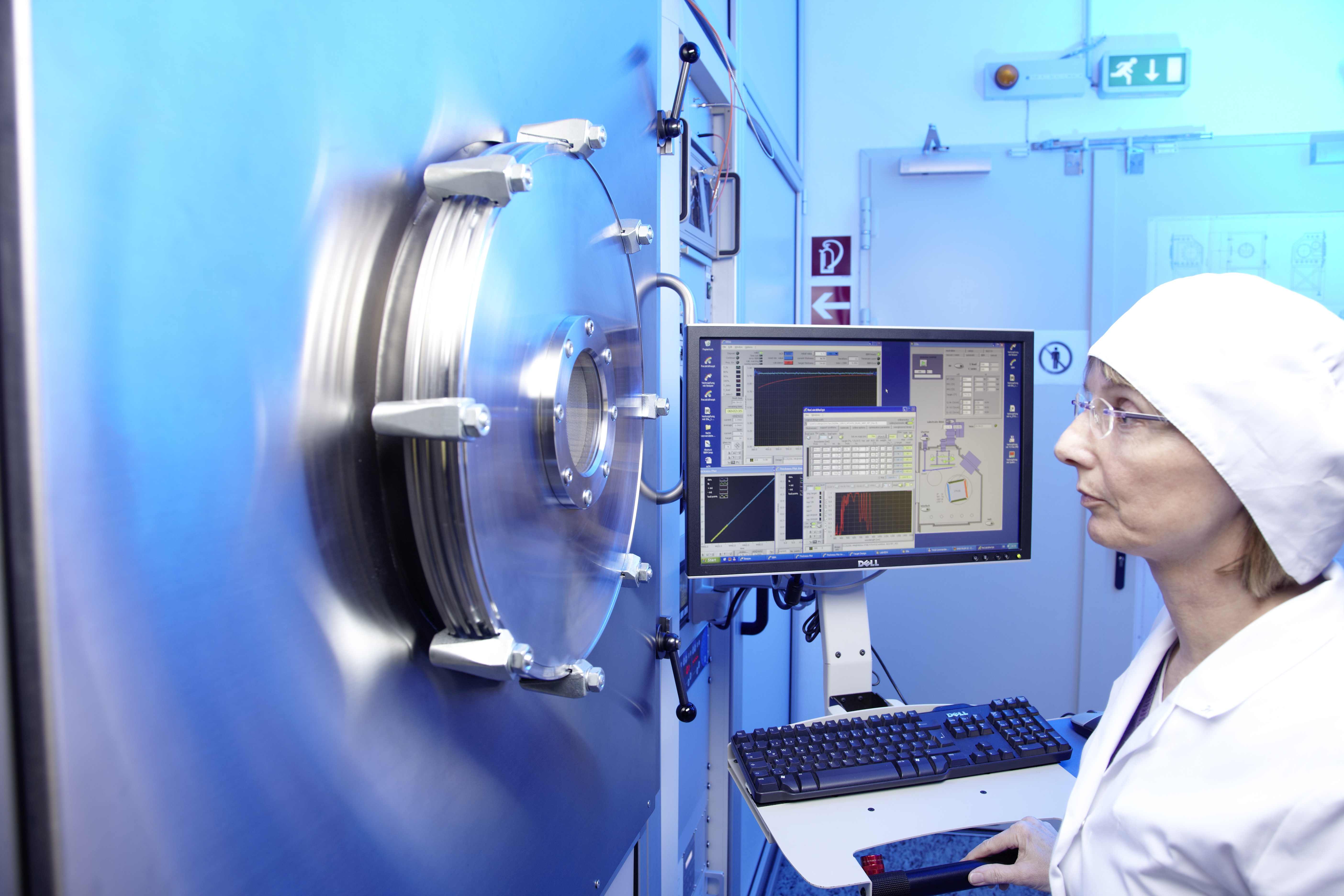 Bild 2: Am LZH werden u.a. Optiken für Lasersysteme beschichtet, Laser für hochspezialisierte Einsatzgebiete entwickelt und am Einsatz der Lasertechnik in den Bereichen Ingenieurwesen und Biomedizin geforscht. (Foto: LZH)