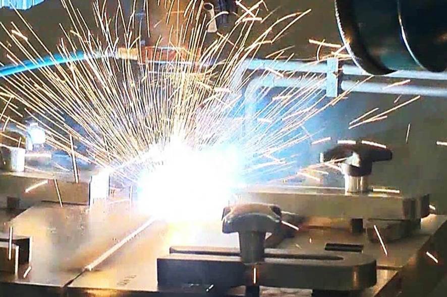 Bild 1: Hochfeste Feinkornbaustähle können mit dem am LZH entwickelten Laser-MSG-Hybridschweißprozess ohne Heißrisse gefügt werden. Foto: LZH