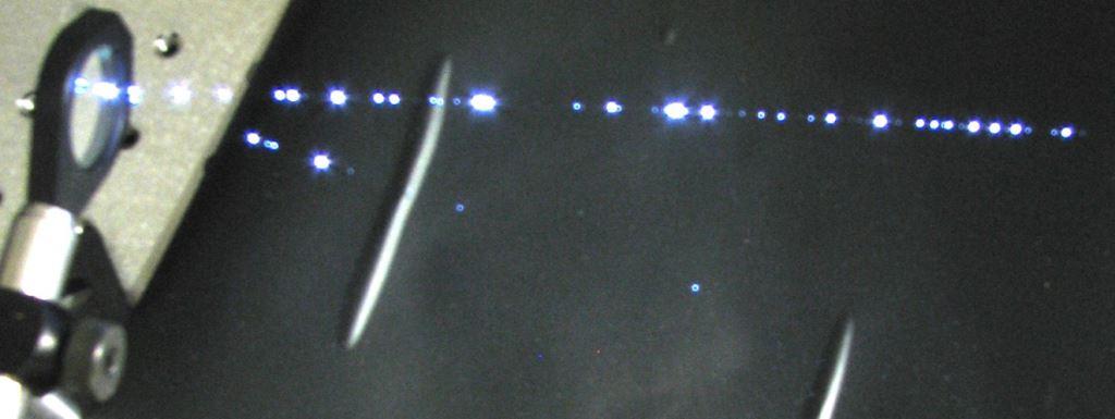 Bild 2: Demonstration der Laserstrahlungsresistenz eines Rugate Filters (Nd:YAG-Laser, Wellenlänge =1.064 nm, Pulsdauer P=8 ns). Die Belichtungszeit der Aufnahme betrug 30 s. Der Spiegel war nach 30 min Bestrahlungszeit noch voll funktionsfähig. Foto: LZH