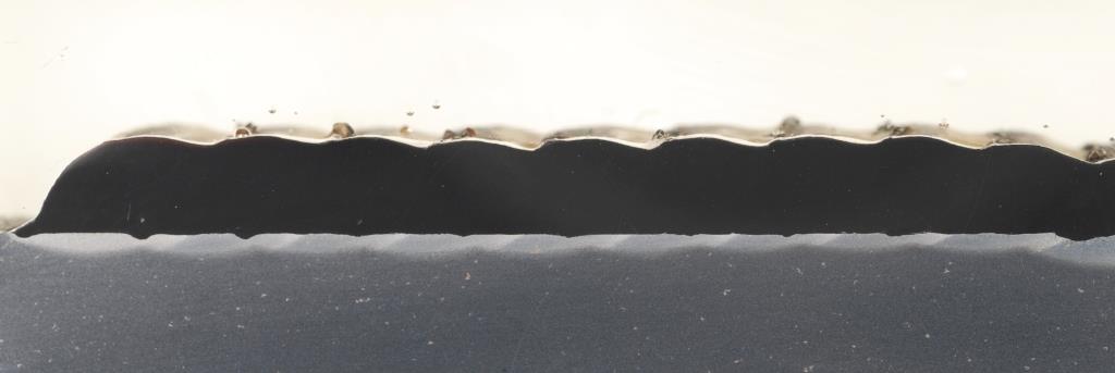 Bild 1: Das lasergestützte Verfahren zeichnet sich durch eine geringe Wärmeeinflusszone, geringe Einschweißtiefe und damit einen geringen Aufmischungsgrad aus. (Schichtdicke ca. 4 mm). (Foto: LZH)